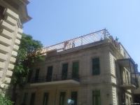 С крыши исторического здания в Баку демонтируют незаконно построенную мансарду (ФОТО)