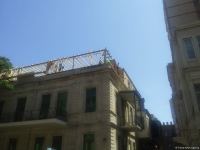 С крыши исторического здания в Баку демонтируют незаконно построенную мансарду (ФОТО)
