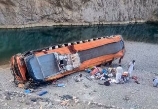 Не менее 19 человек погибли при падении автобуса в овраг в Пакистане