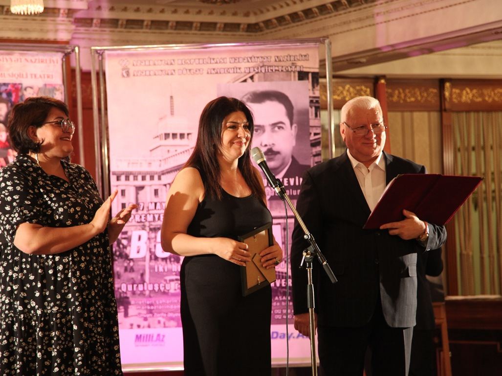 В Баку прошла церемония награждения лучших актеров театрального сезона (ФОТО)