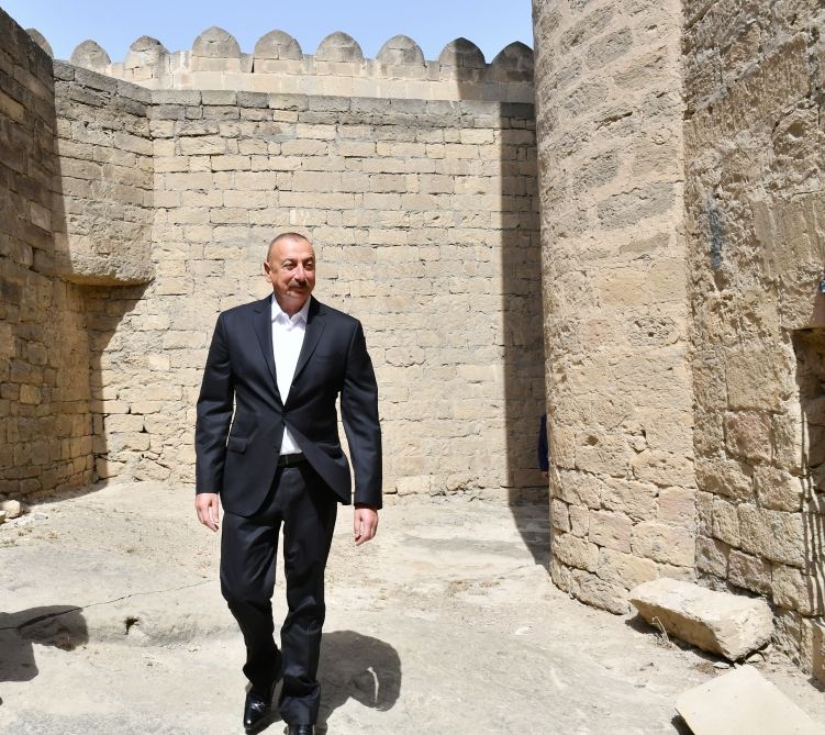 Президент Ильхам Алиев ознакомился с работами по благоустройству в поселке Рамана (ФОТО/ВИДЕО)