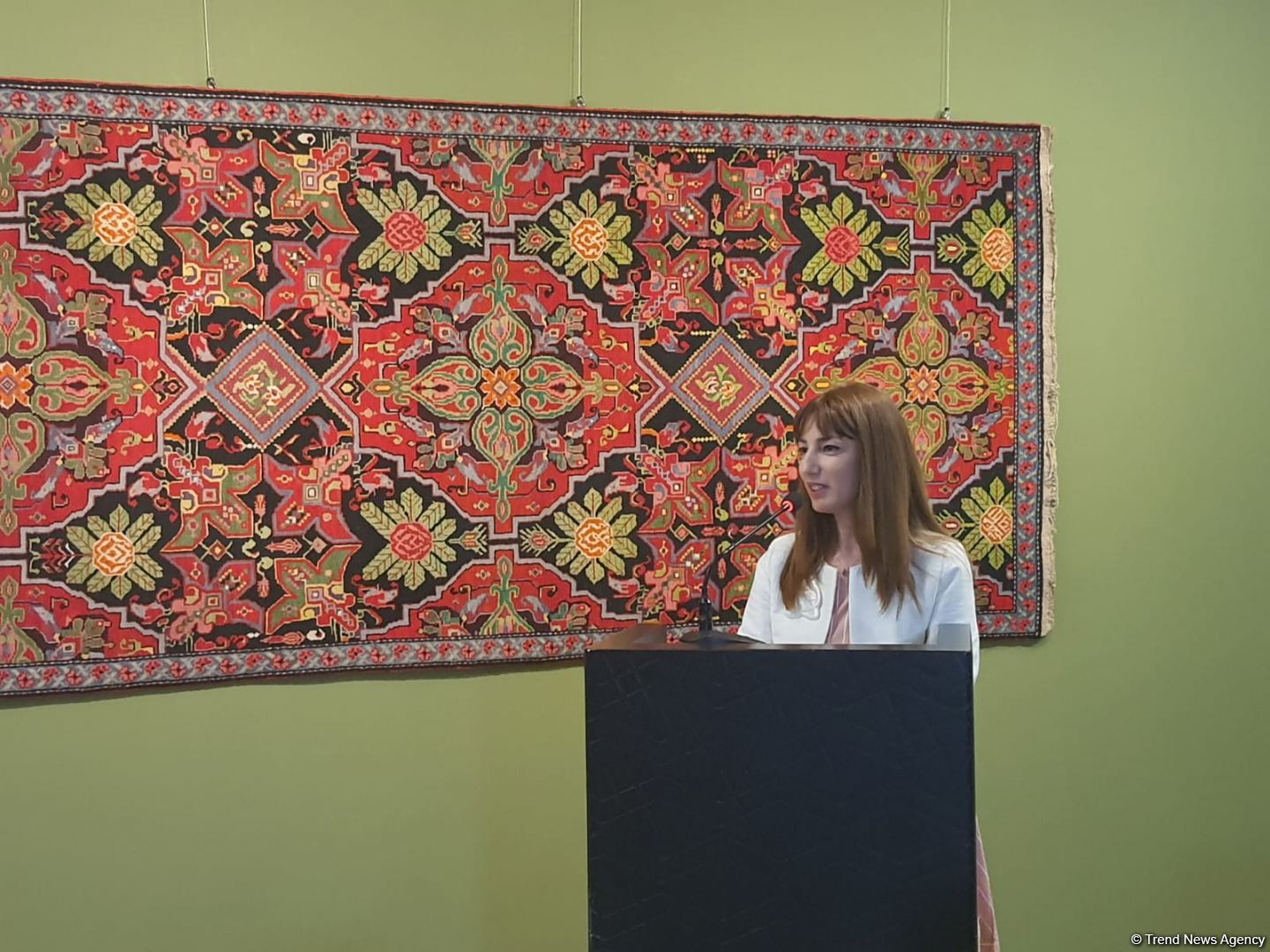 Шушинскому филиалу Музея ковра передан ценный экспонат, сотканный 90 лет назад (ФОТО)