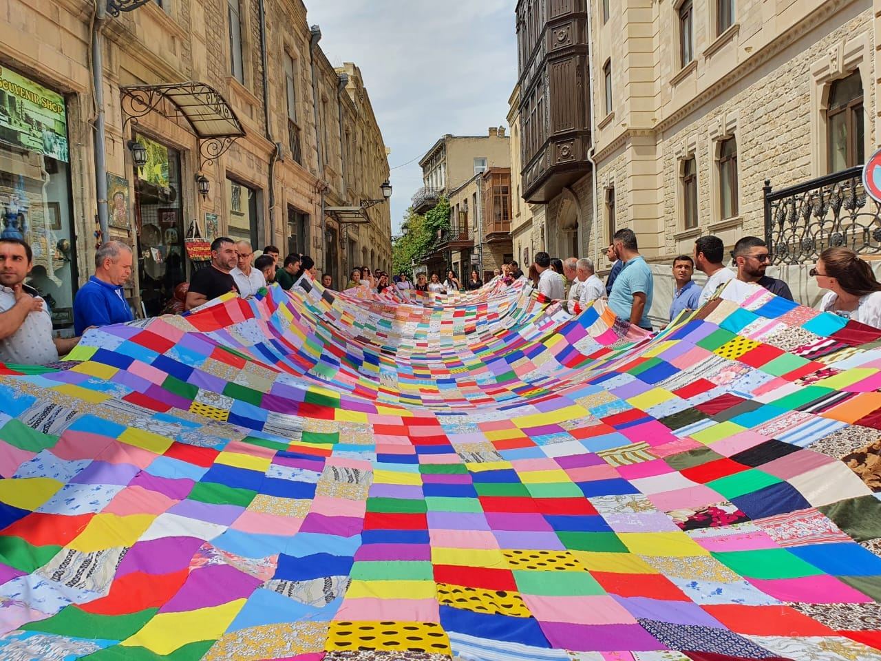 Впервые в Азербайджане! В Ичеришехер прошло шествие с огромным лоскутным полотном (ФОТО/ВИДЕО)