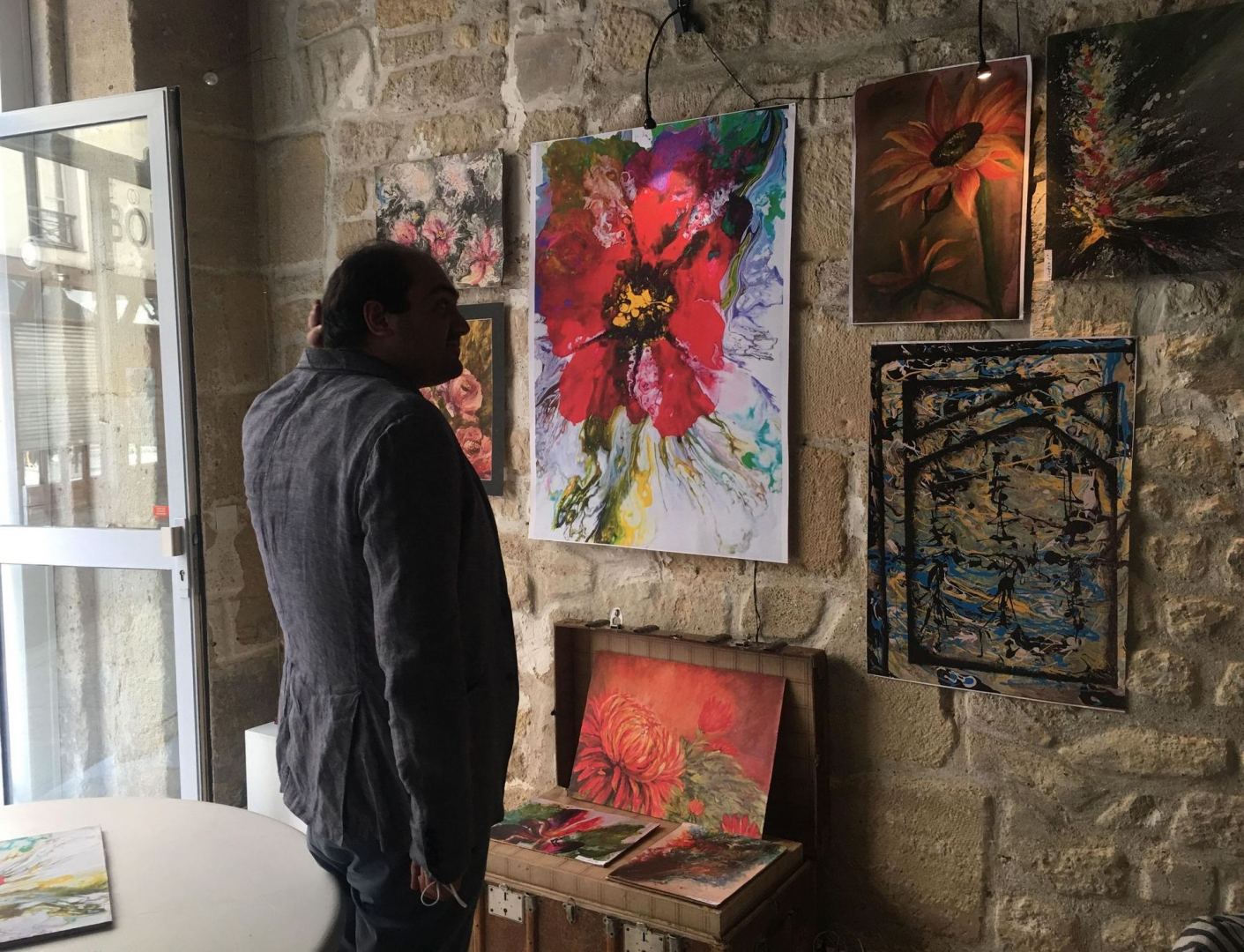 В Париже показали картины азербайджанской художницы – красочность и внутренняя гармония (ФОТО)