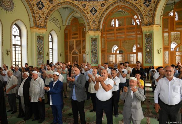 Təzəpir məscidində Qurban bayramı namazı qılınıb (FOTO)