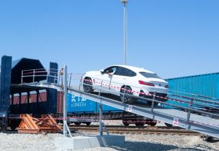 Началась транспортировка автомобилей мировых брендов через Бакинский порт (ФОТО)