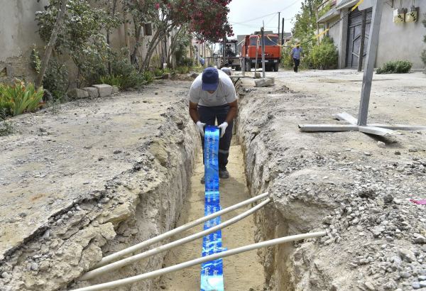 В бакинском поселке строится централизованная сеть питьевого водоснабжения (ФОТО)