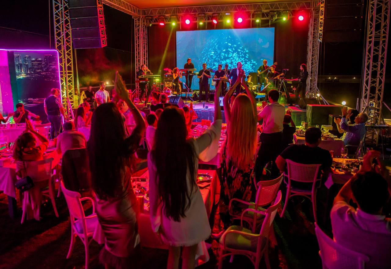 “Şazeli Bahçe” Yay festivalı çərçəvəsində Ferhat Göçerin konserti keçirildi (FOTO/VİDEO)