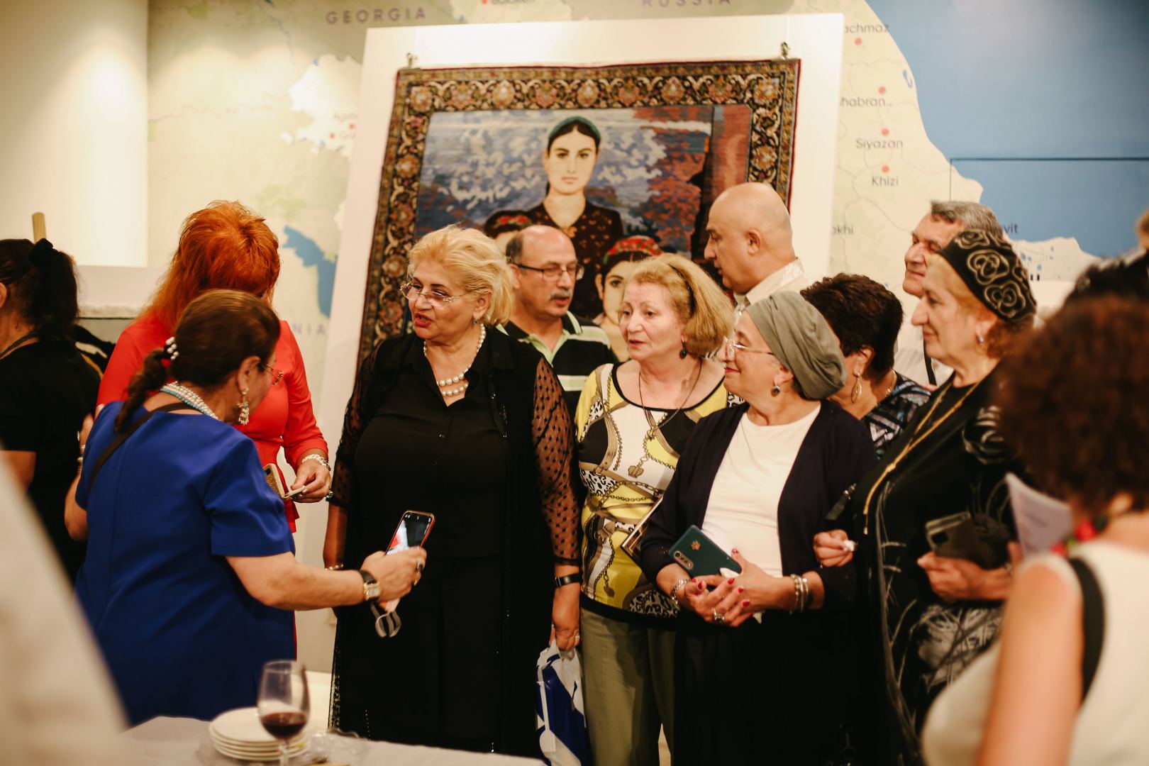 В Израиле представлены ковры, выполненные в OAO «Азерхалча» в сотрудничестве с художником Рами Меиром и ковры традиционной Губинской школы (ФОТО)