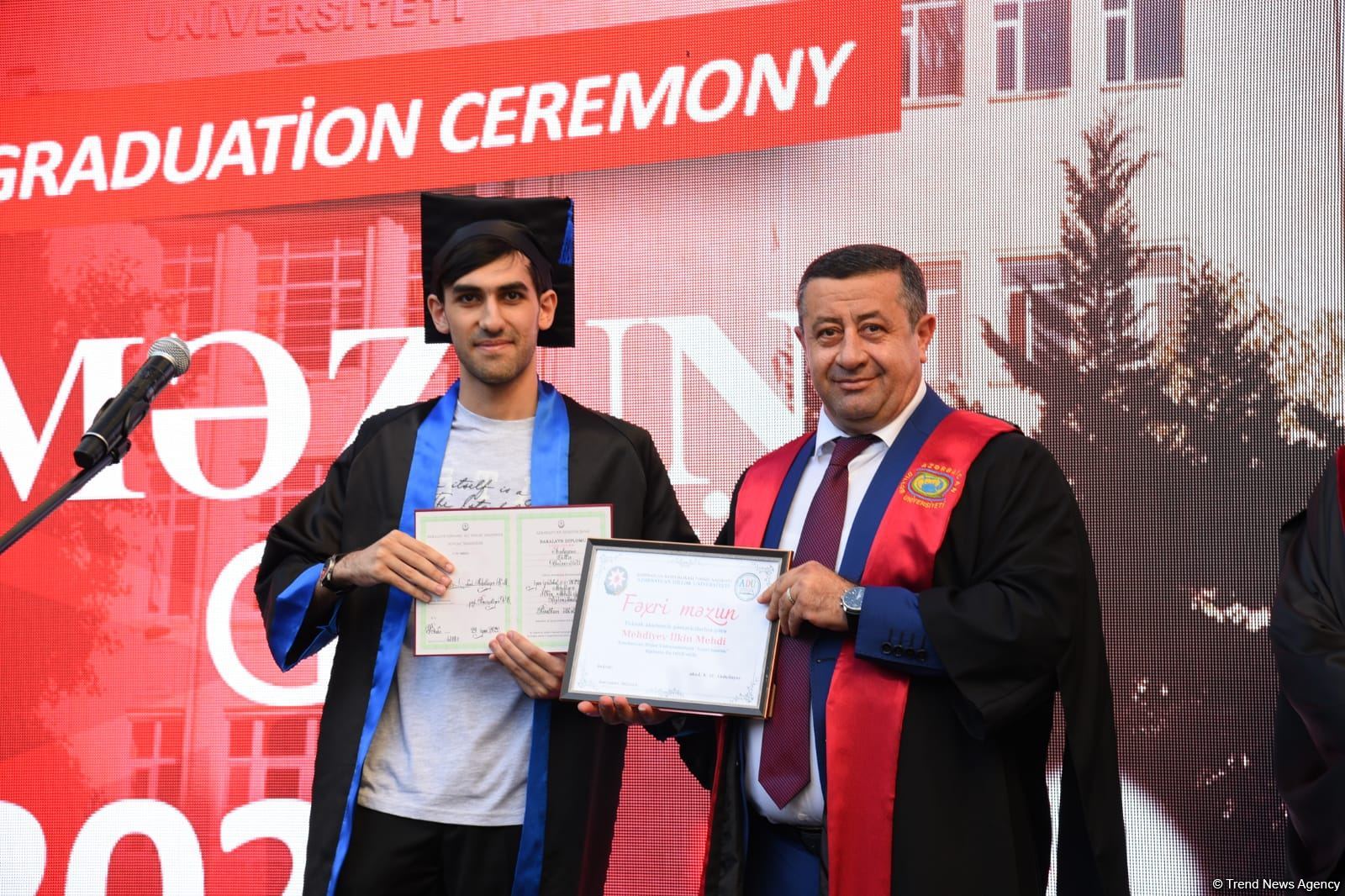 Azərbaycan Dillər Universitetində məzunlara diplomların təqdim edilməsi mərasimi keçirilib (FOTO)