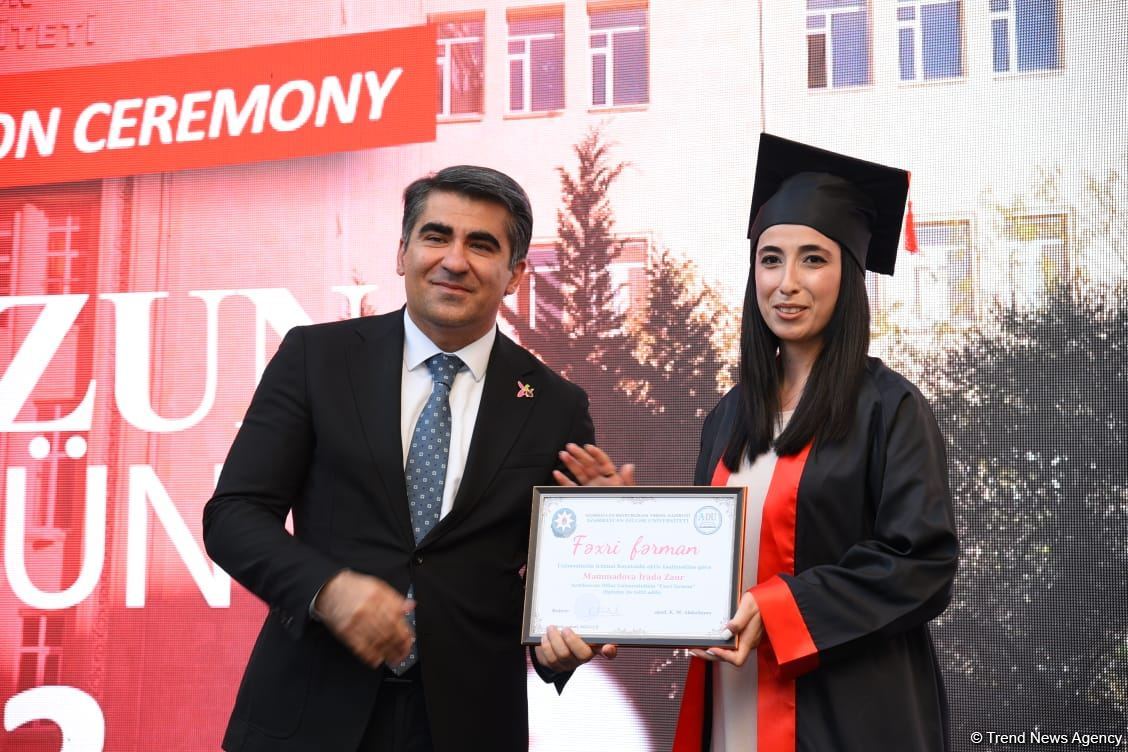 Azərbaycan Dillər Universitetində məzunlara diplomların təqdim edilməsi mərasimi keçirilib (FOTO)