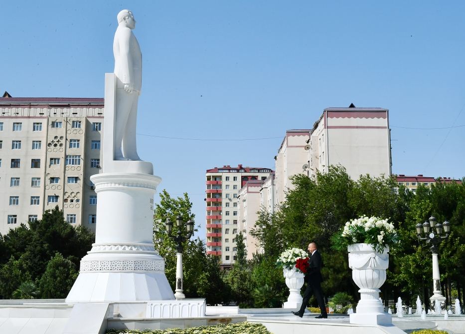 Президент Ильхам Алиев посетил памятник великому лидеру Гейдару Алиеву в Сумгайыте (ФОТО/ВИДЕО)