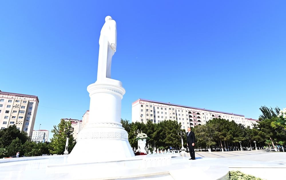 President Ilham Aliyev visits statue of great leader Heydar Aliyev in Sumgayit (PHOTO/VIDEO)
