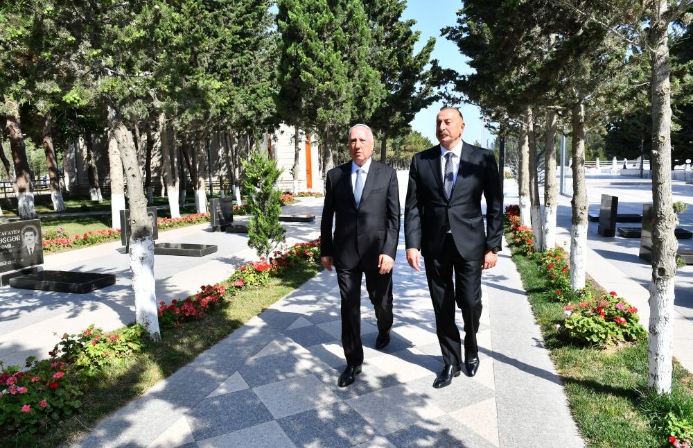 Президент Ильхам Алиев ознакомился с работами по капитальному ремонту и реконструкции, проведенными в Аллее шехидов в Сумгайыте (ФОТО/ВИДЕО)