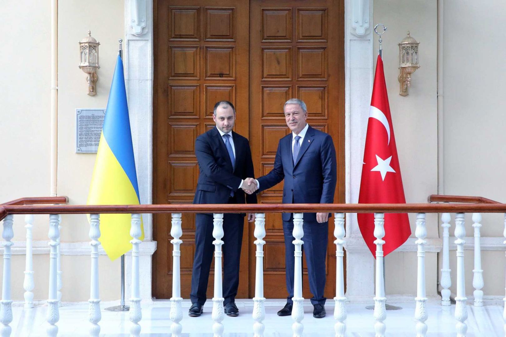 Министры обороны Турции и Украины обсудили вопросы сотрудничества и региональной безопасности
