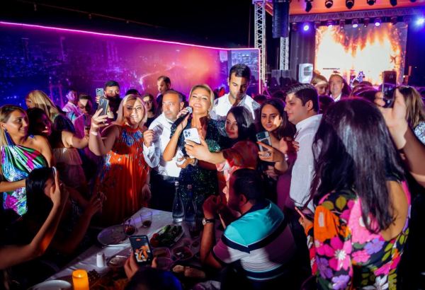 Потрясающий концерт турецкой звезды Гюльбен Эрген на берегу Каспия в Баку (ВИДЕО, ФОТО)
