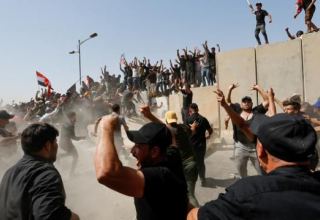 İraqda etirazçılar parlament binasına hücum ediblər