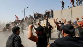 İraqda etirazçılar parlament binasına hücum ediblər