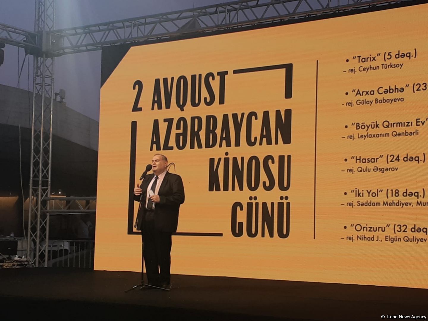 Кинопоказ под открытым небом - в Баку отмечают День национального кино (ФОТО)