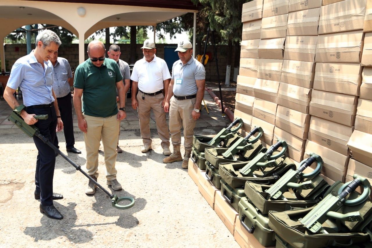 France donates numerous landmine detectors to Azerbaijan (PHOTO)