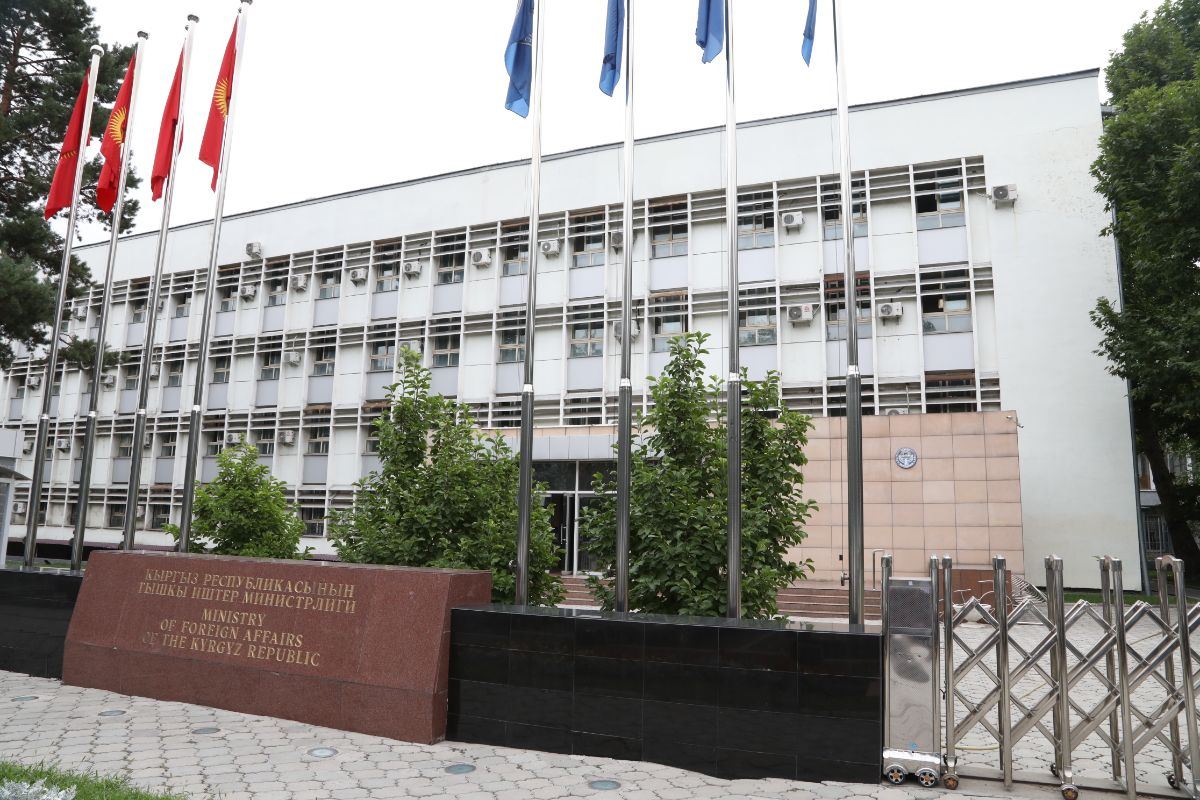МИД Кыргызстана осудил нападение на посольство Азербайджана в Тегеране
