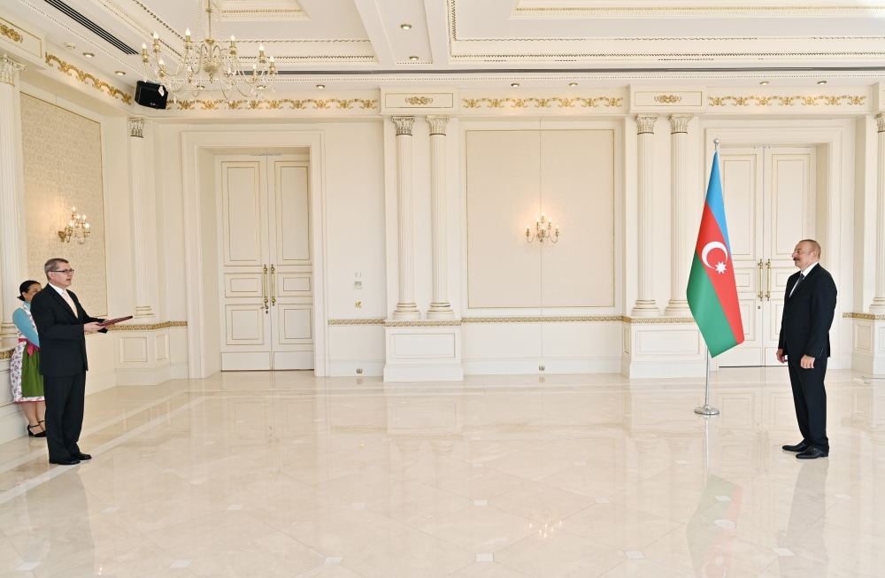 President Ilham Aliyev receives credentials of incoming ambassador of Austria (PHOTO/VIDEO)