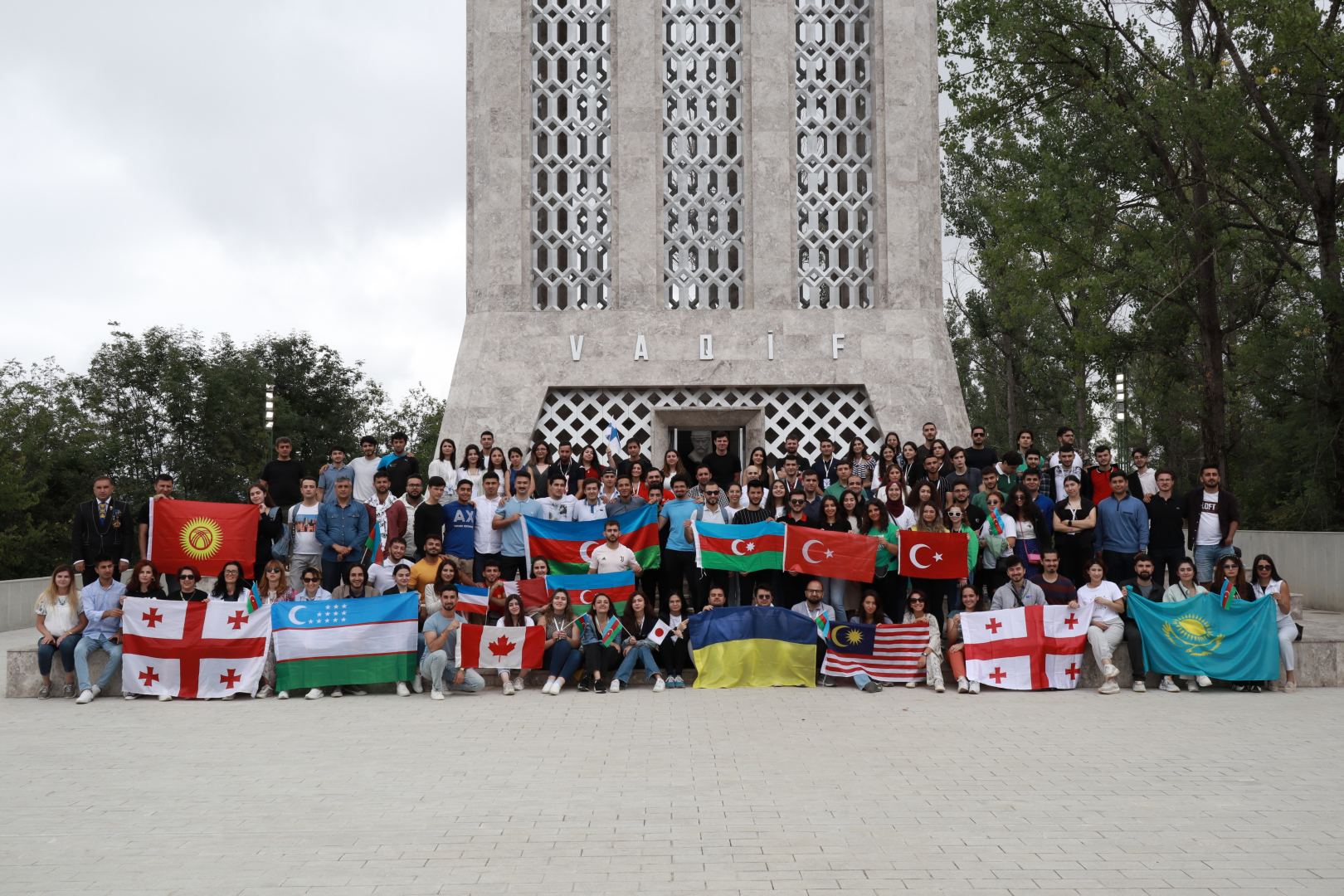 Diaspor gəncləri Cıdır düzündə Azərbaycan bayrağını dalğalandırıblar (FOTO)
