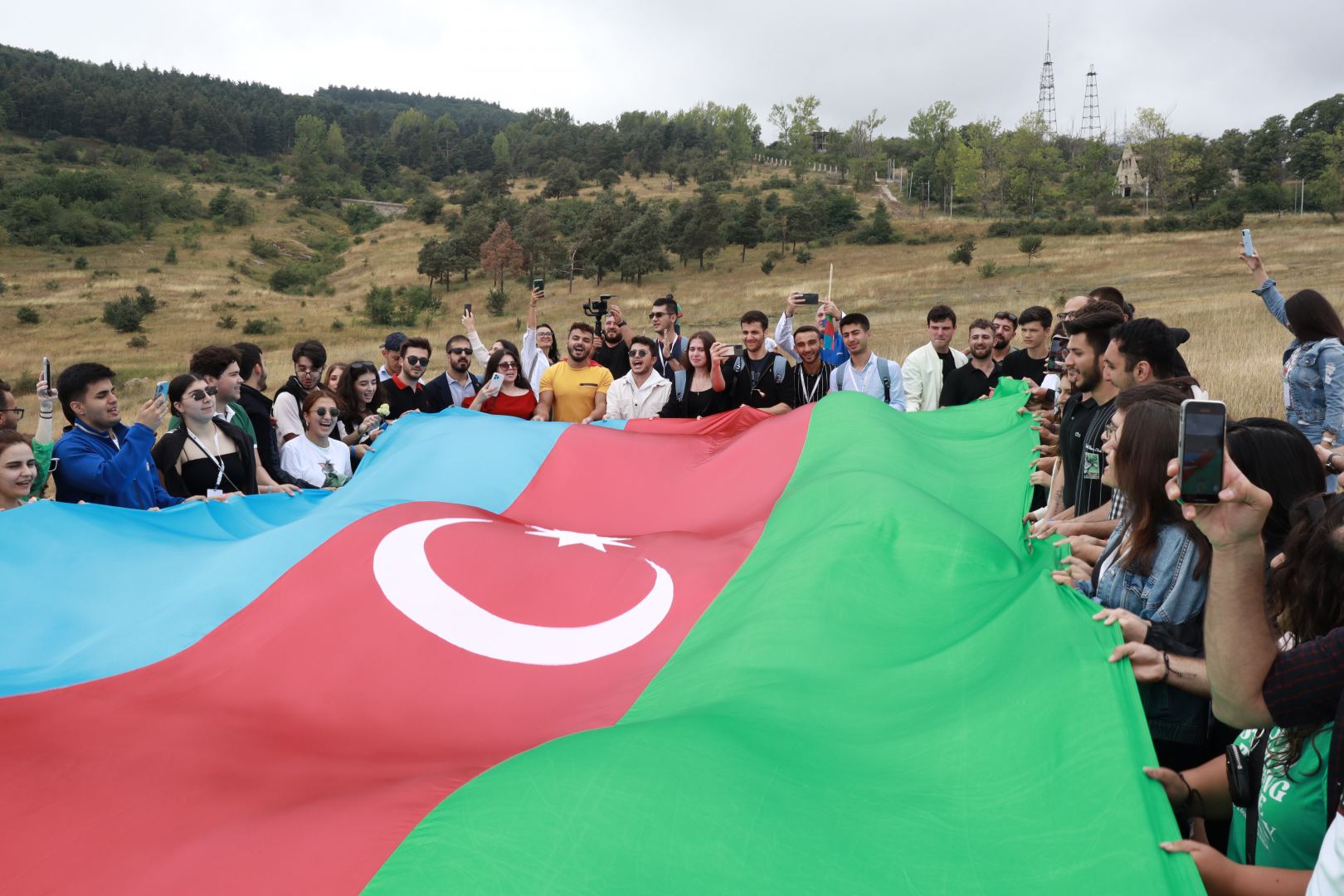 Диаспорская молодежь развевала флаг Азербайджана на Джыдыр дюзю