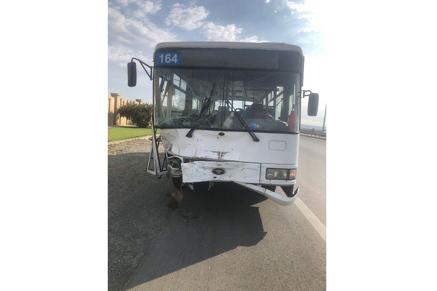Bakı-Ələt-Qazax magistralında avtobus minik avtomobili ilə toqquşub