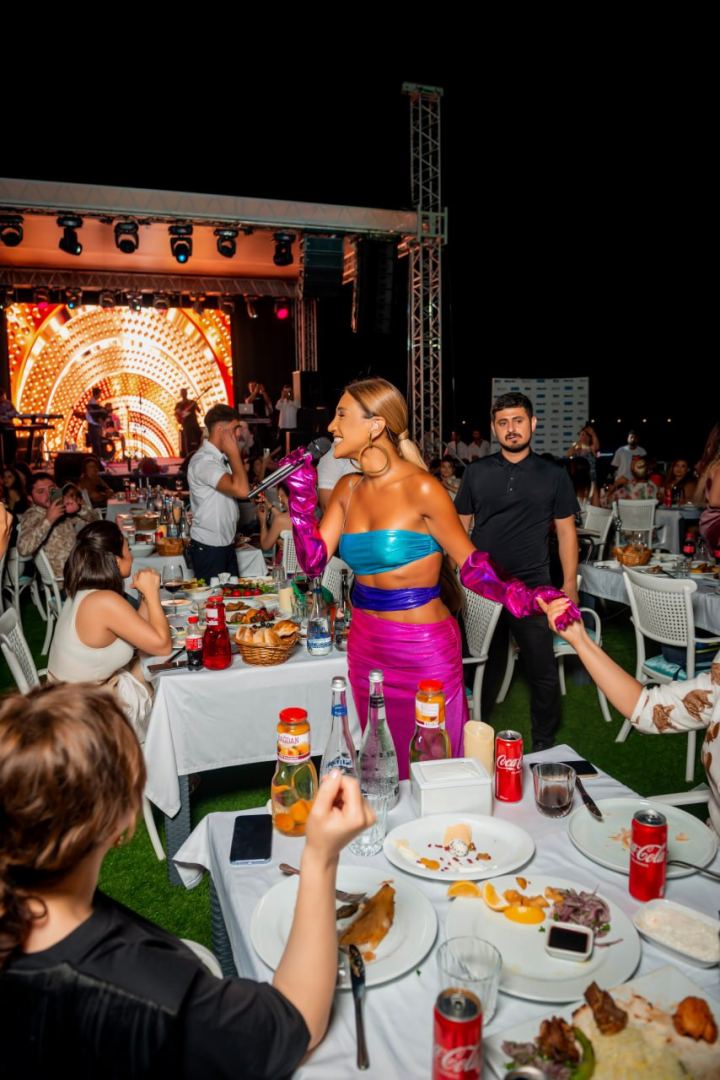 Ройя Айхан выступила с зажигательным концертом в рамках летнего фестиваля "Şazeli Bahçe" (ВИДЕО, ФОТО)