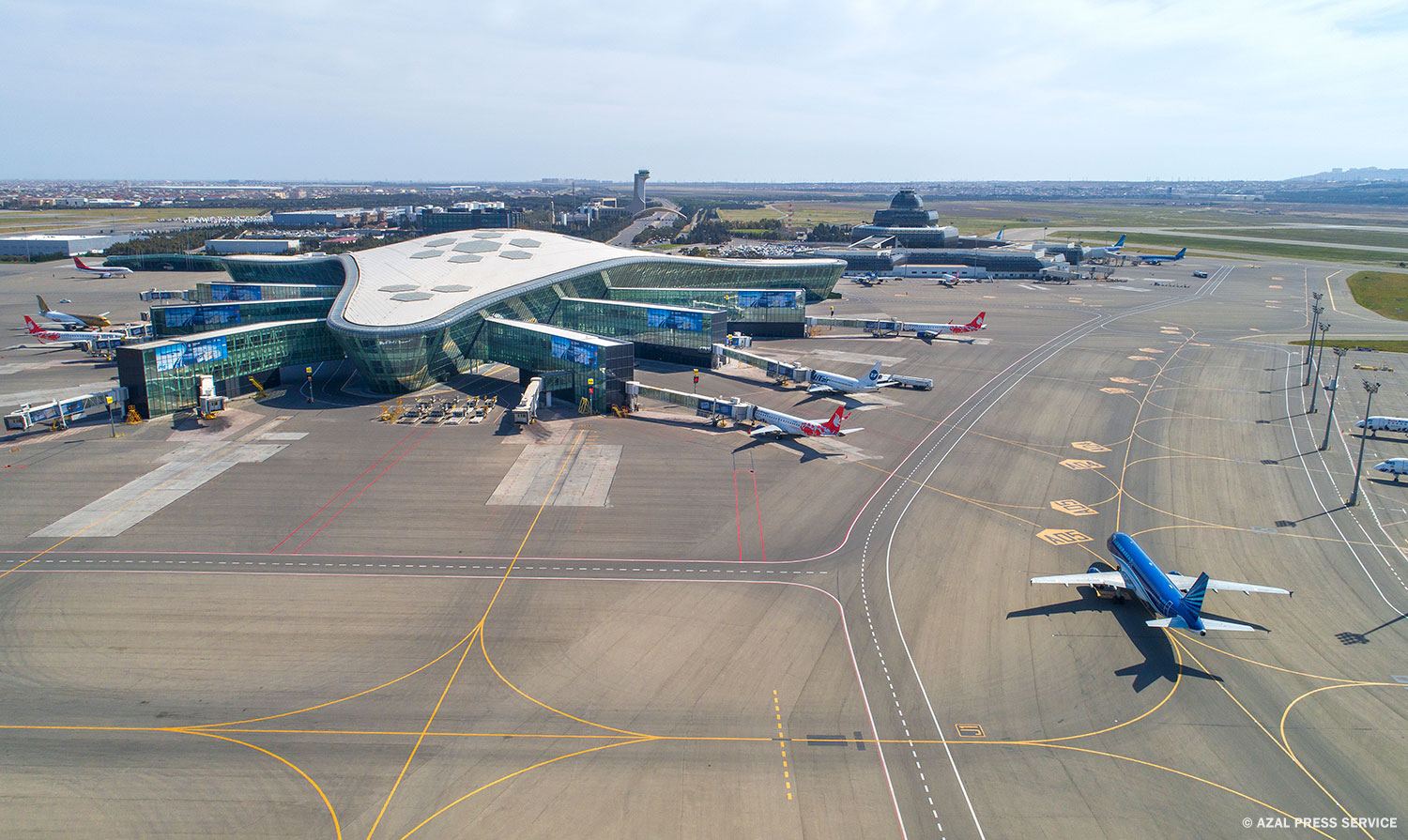 Более полумиллиона пассажиров обслужили за июль международные аэропорты Азербайджана