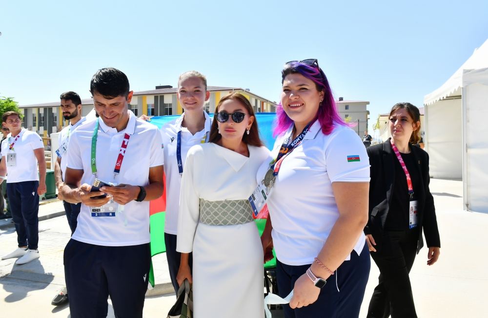 President Ilham Aliyev, First Lady Mehriban Aliyeva meet athletes representing Azerbaijan at V Islamic Solidarity Games (PHOTO/VIDEO)