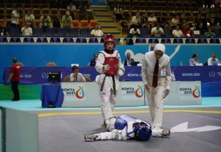 Azerbaijani female taekwondo fighter defeats her rival at V Islamic Solidarity games (PHOTO)