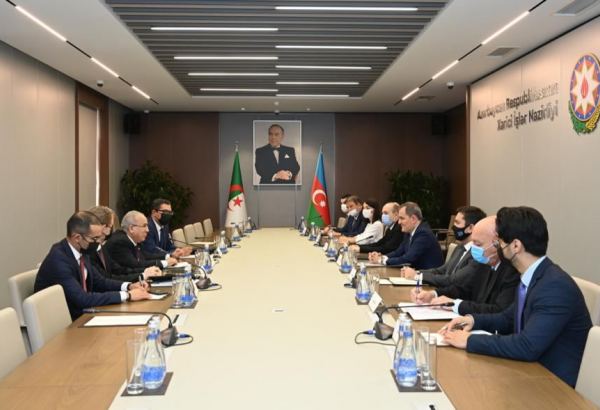Azerbaijani, Algerian FMs hold meeting (PHOTO)