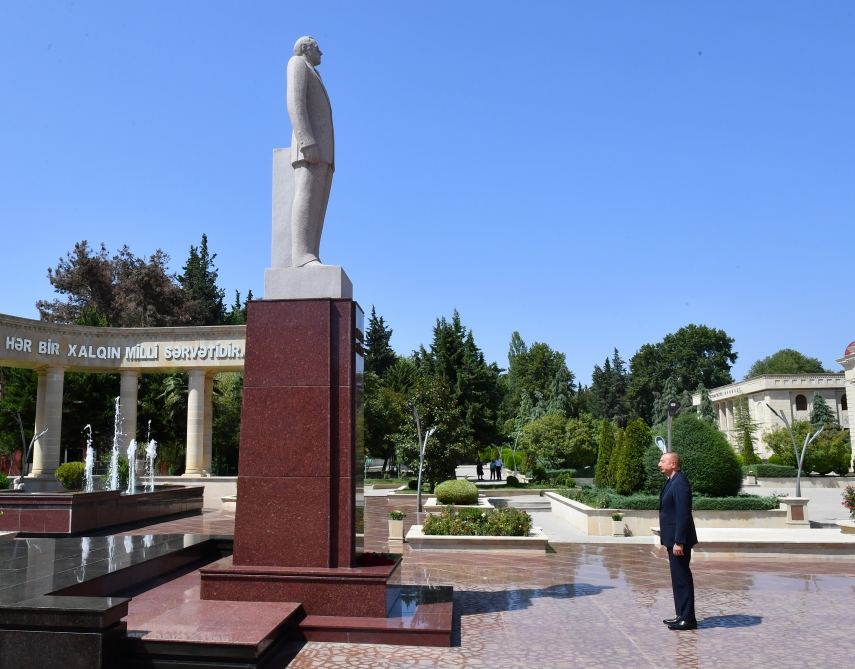 Prezident İlham Əliyev Ağsuda ulu öndər Heydər Əliyevin abidəsini ziyarət edib (FOTO/VİDEO)