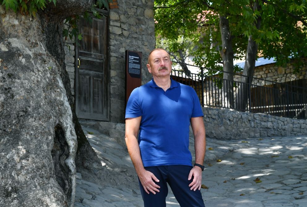 Президент Ильхам Алиев: Сохранение исторического облика поселка Басгал имеет особое значение