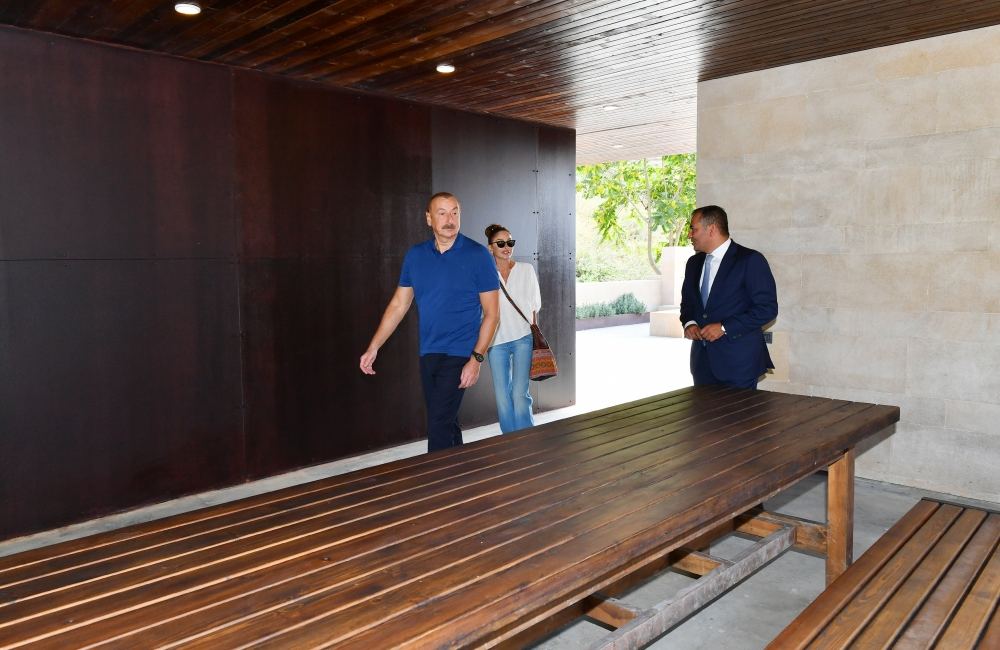 Президент Ильхам Алиев и Первая леди Мехрибан Алиева ознакомились с работами по реконструкции в мавзолее Дири Баба в Гобустанском районе (ФОТО/ВИДЕО)