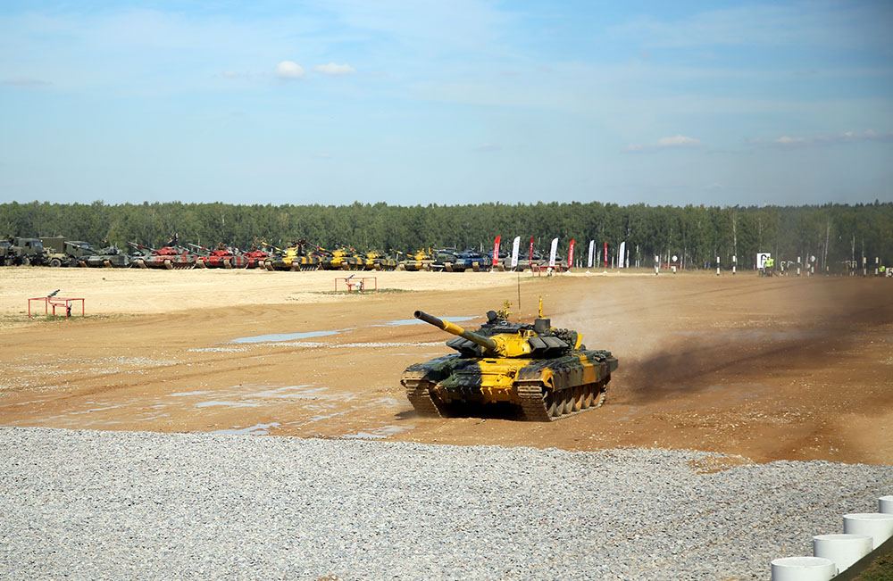 Hərbi qulluqçularımız “Tank biatlonu” müsabiqəsində ilk yarışa başlayıblar (FOTO)