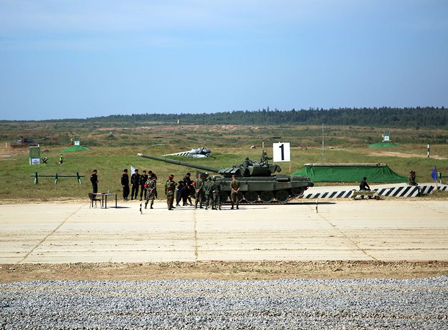 “Tank biatlonu” müsabiqəsində komandalar normativləri yerinə yetiriblər (FOTO)