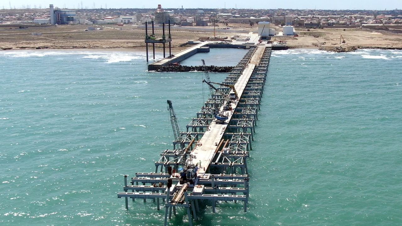«Азерэнержи» строит большую эстакаду в море (ФОТО/ВИДЕО)