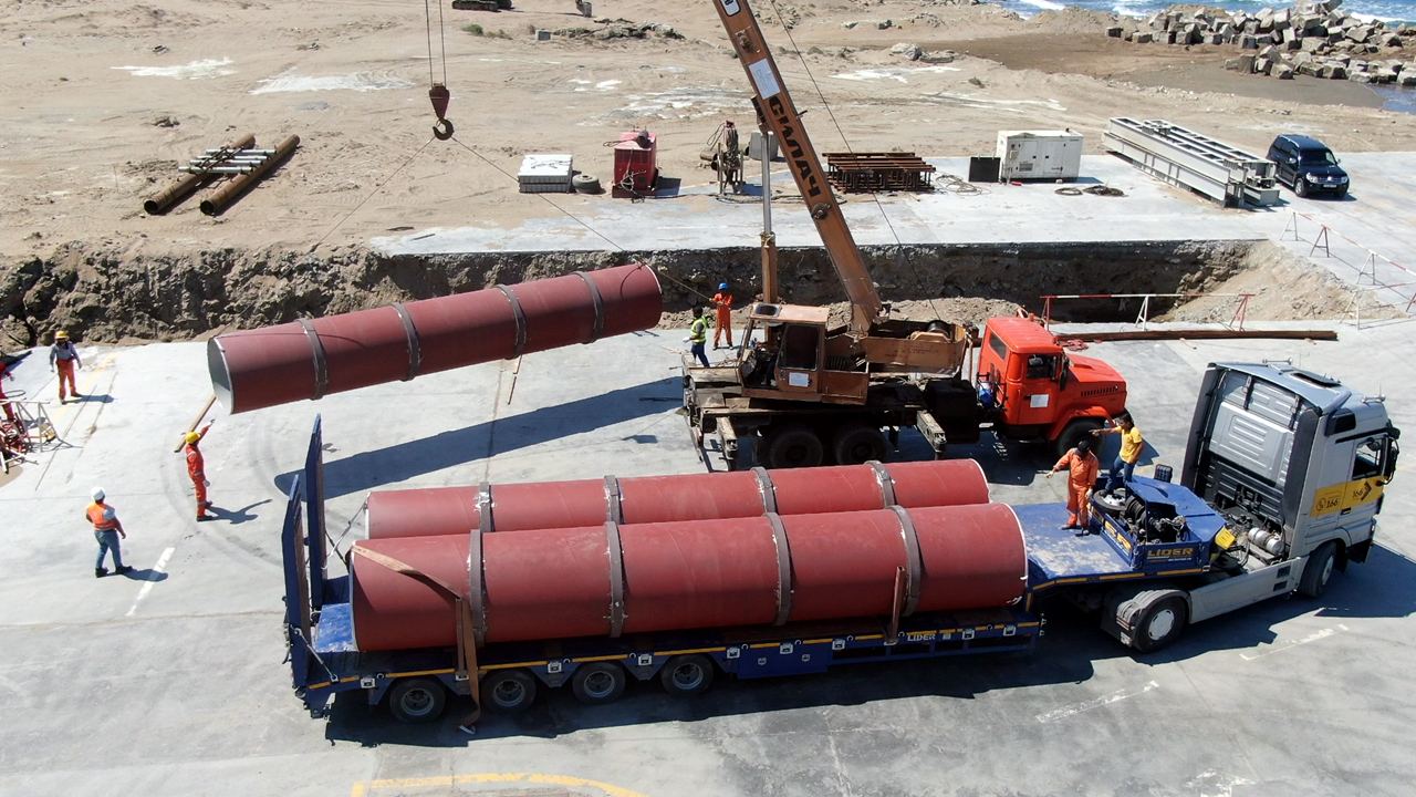 «Азерэнержи» строит большую эстакаду в море (ФОТО/ВИДЕО)