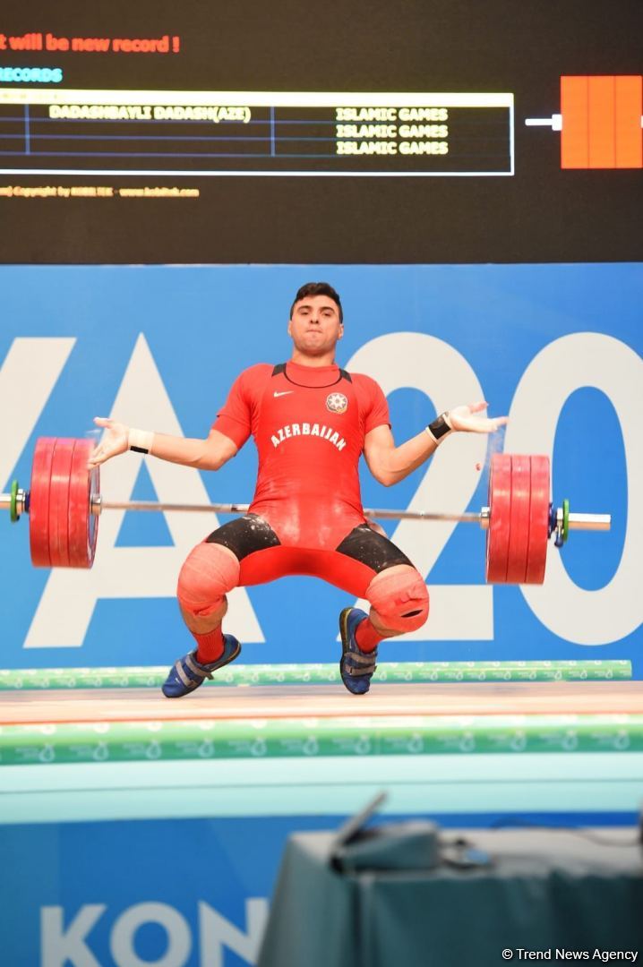 Azərbaycanın ağır atleti İslam Həmrəyliyi Oyunlarında gümüş medal qazanıb (FOTO)