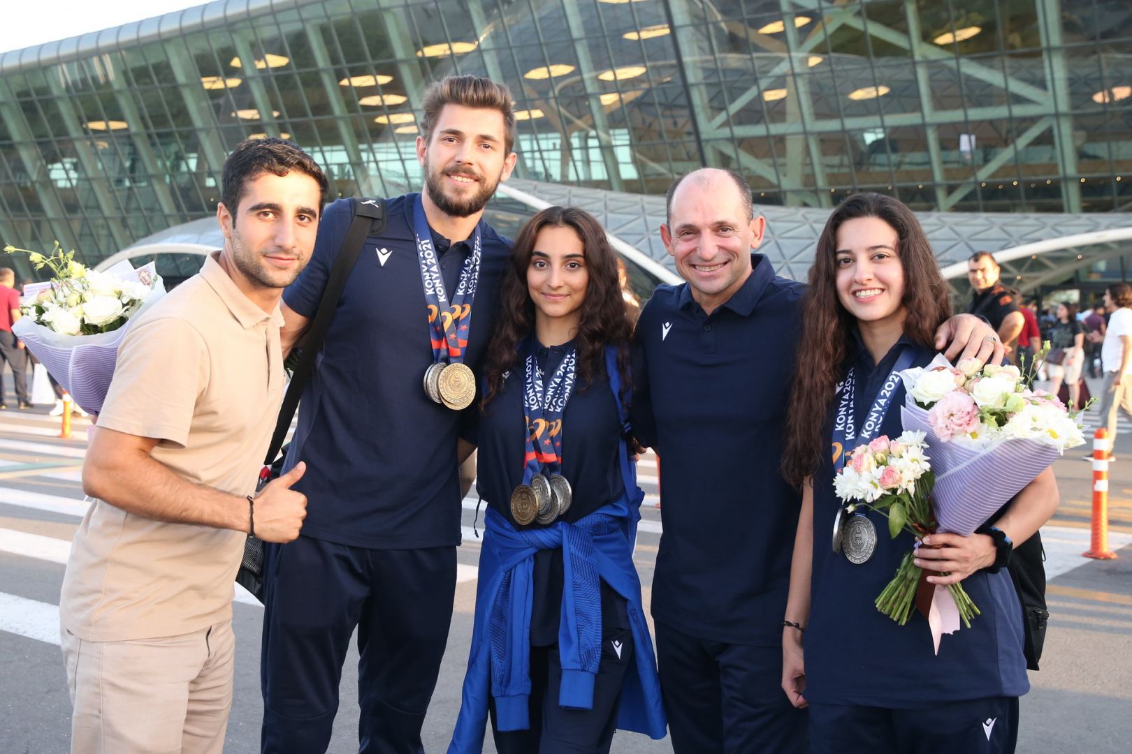 Gimnastlarımız İslamiadadan vətənə medallarla qayıdıblar (FOTO)