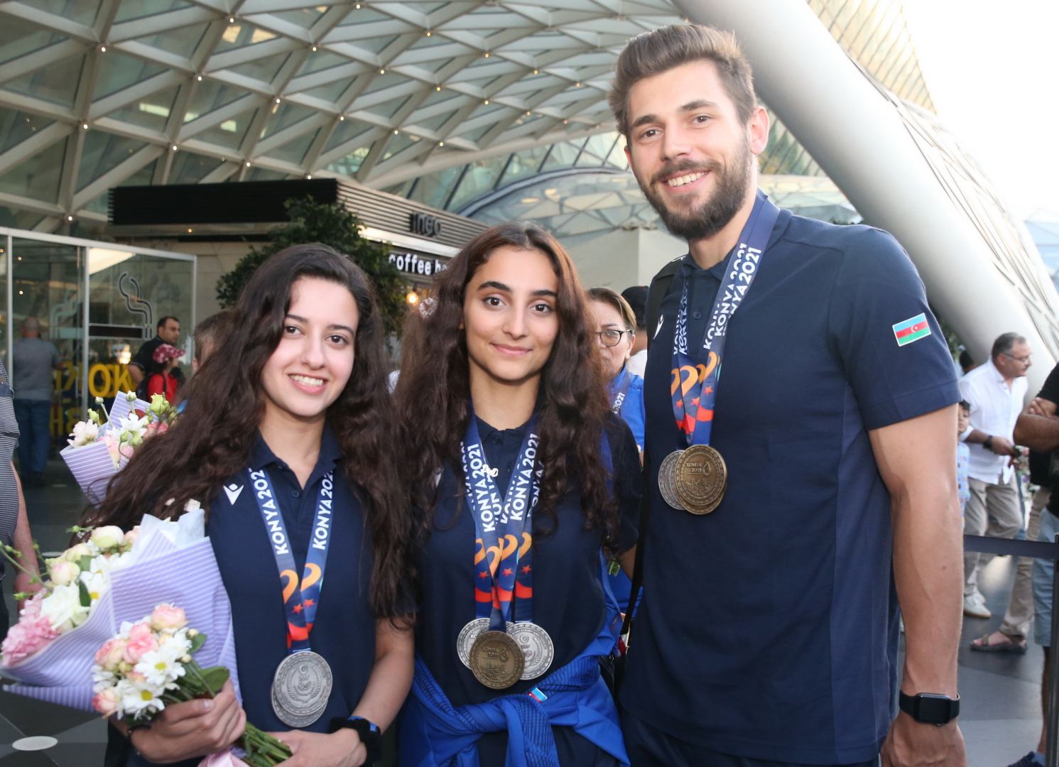 Азербайджанские гимнасты–медалисты Исламиады вернулись с наградами на родину (ФОТО)
