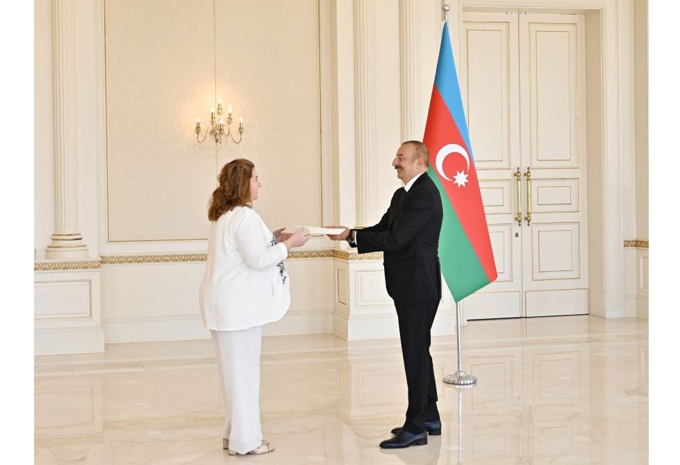 President Ilham Aliyev receives credentials of incoming Argentina's ambassador (PHOTO/VIDEO)