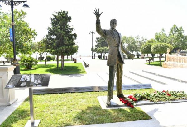 Президент Ильхам Алиев и Первая леди Мехрибан Алиева приняли участие в открытии памятника Муслиму Магомаеву в  Бакинском приморском национальном парке