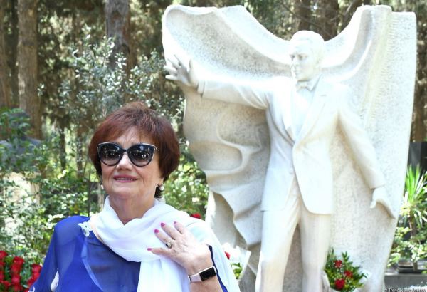 Он узнаваемый, молодой, красивый… - Тамара Синявская о памятнике Муслиму Магомаеву в Баку