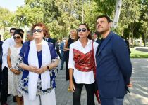 President Ilham Aliyev and First Lady Mehriban Aliyeva attend unveiling ceremony for monument to world-renowned singer Muslum Magomayev (PHOTO/VIDEO)