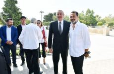 Президент Ильхам Алиев и Первая леди Мехрибан Алиева побеседовали с деятелями культуры и искусства (ФОТО)