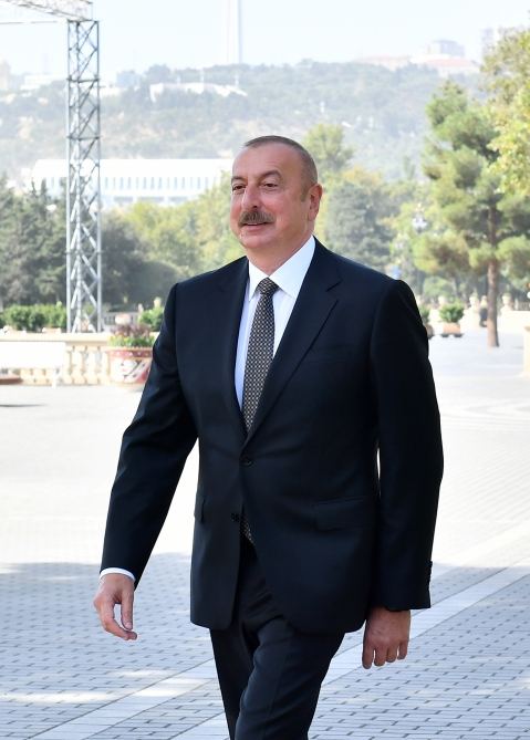 President Ilham Aliyev and First Lady Mehriban Aliyeva attend unveiling ceremony for monument to world-renowned singer Muslum Magomayev (PHOTO/VIDEO)